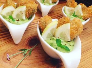 Una foto de Cholguitas empanizadas con mousse de aguacate 🥑