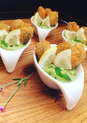 Una foto de Cholguitas empanizadas con mousse de aguacate 🥑