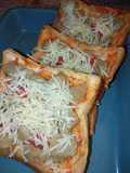 Kreasi roti tawar: pizza homemade toping baso keju