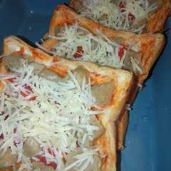 รูปของ Kreasi roti tawar: pizza homemade toping baso keju