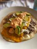 Taco burger con aguacate, cebolleta y salsa big Mac casera!
