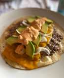 Taco burger con aguacate, cebolleta y salsa big Mac casera!