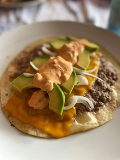 Una foto de Taco burger con aguacate, cebolleta y salsa big Mac casera!