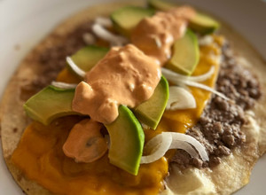 Foto principal de Taco burger con aguacate, cebolleta y salsa big Mac casera!