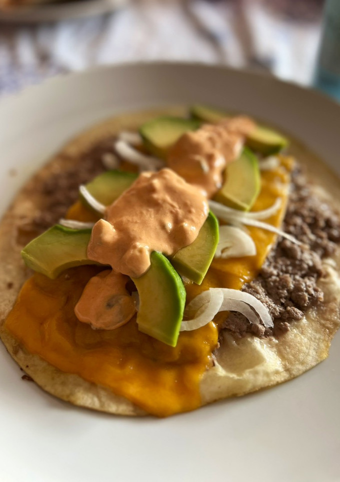 Una foto de Taco burger con aguacate, cebolleta y salsa big Mac casera!