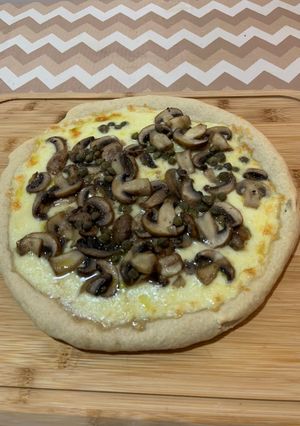 Una foto de Pizza de hongos y alcaparras