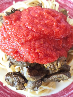 Una foto de Espaguetis con tomate e hígado