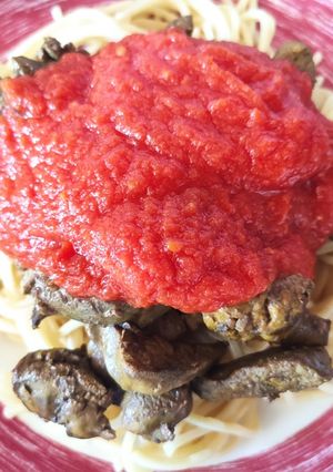 Una foto de Espaguetis con tomate e hígado