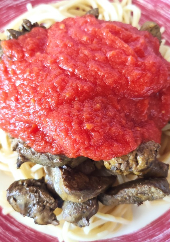 Una foto de Espaguetis con tomate e hígado