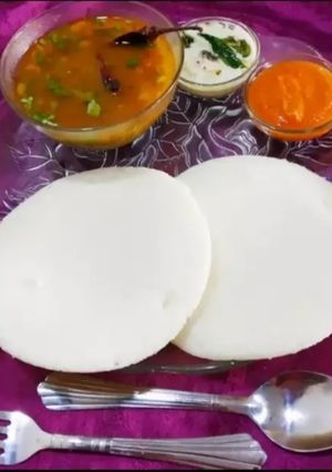 ઈડલી (idli recipe in gujarati) રેસીપી મુખ્ય ફોટો