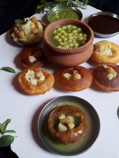मूँग दाल से बने गोलगप्पे (Moong dal se bane Golgappe recipe in hindi) रेसिपी मुख्य फोटो