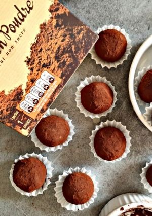 Une photo de Truffes aux dattes et aux amandes