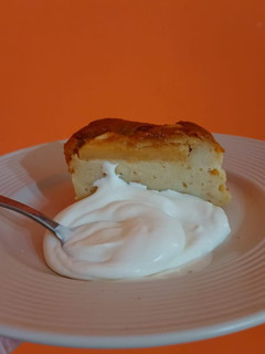 Una foto de Budín de pan con manzanas