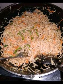 इंस्टेंट हक्का नूडल्स (Instant hakka noodles recipe in Hindi) रेसिपी मुख्य फोटो