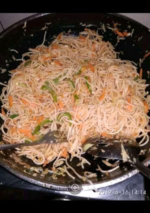 इंस्टेंट हक्का नूडल्स (Instant hakka noodles recipe in Hindi) रेसिपी मुख्य फोटो