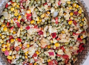 Una foto de Revuelto de arvejas multicolor 🫛 🌈 recetita de fondo de despensa 🥫