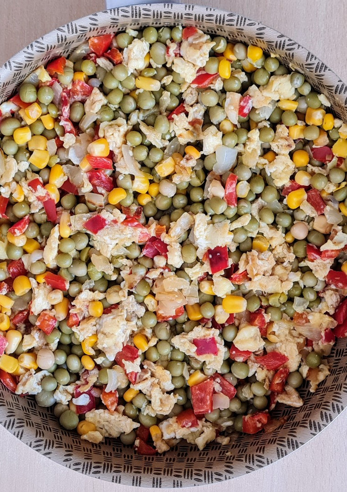 Una foto de Revuelto de arvejas multicolor 🫛 🌈 recetita de fondo de despensa 🥫