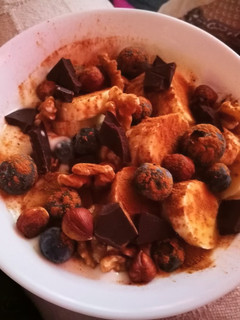 Una foto de Yogur fit con arándanos, plátano y coco