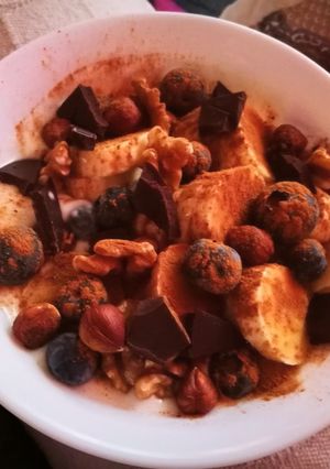 Una foto de Yogur fit con arándanos, plátano y coco