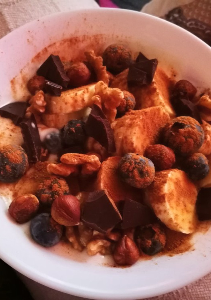 Una foto de Yogur fit con arándanos, plátano y coco