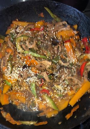 Una foto de Chop suey de carne con verduras