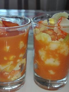 Una foto de Ensaladilla con salmorejo o gazpacho