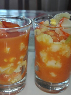 Una foto de Ensaladilla con salmorejo o gazpacho