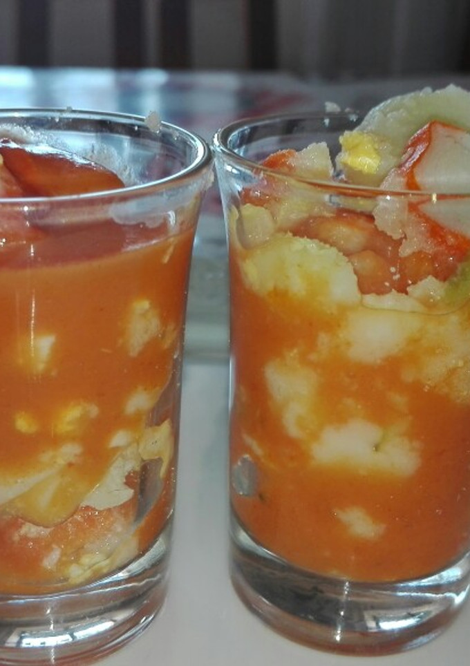 Una foto de Ensaladilla con salmorejo o gazpacho