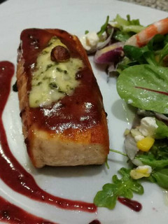 Una foto de Lomo de salmón con salsa de mostaza dulce y frutas silvestres