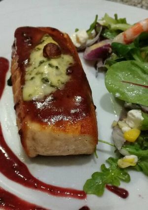 Una foto de Lomo de salmón con salsa de mostaza dulce y frutas silvestres