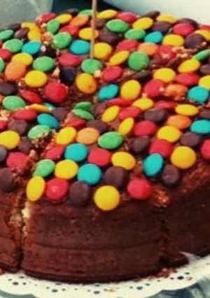 Una foto de 🎉Torta con Rocklets 🍫🍫🍰🍬🍪