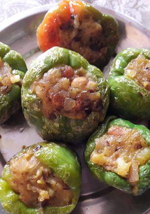 स्टफ्ड कैप्सिकम (Stuffed capsicum recipe in hindi) रेसिपी मुख्य फोटो