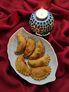મગસના ઘૂઘરા(Magas Ghooghara recipe in Gujarati) રેસીપી મુખ્ય ફોટો
