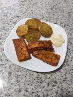 Una foto de Tofu marinado con patatas al horno