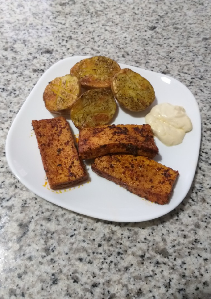 Una foto de Tofu marinado con patatas al horno