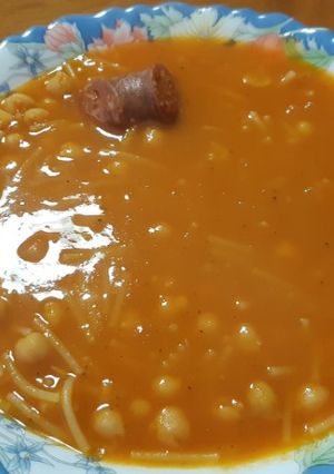 Una foto de Sopa de garbanzos con fideos