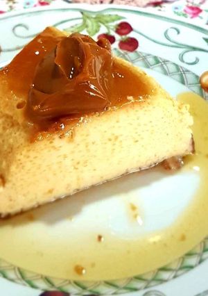 Una foto de Flan esponjoso de huevo con dulce leche y canela