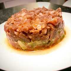 Una foto de Tartar de atún rojo y aguacate