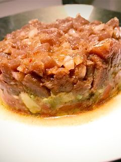 Una foto de Tartar de atún rojo y aguacate
