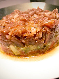 Una foto de Tartar de atún rojo y aguacate
