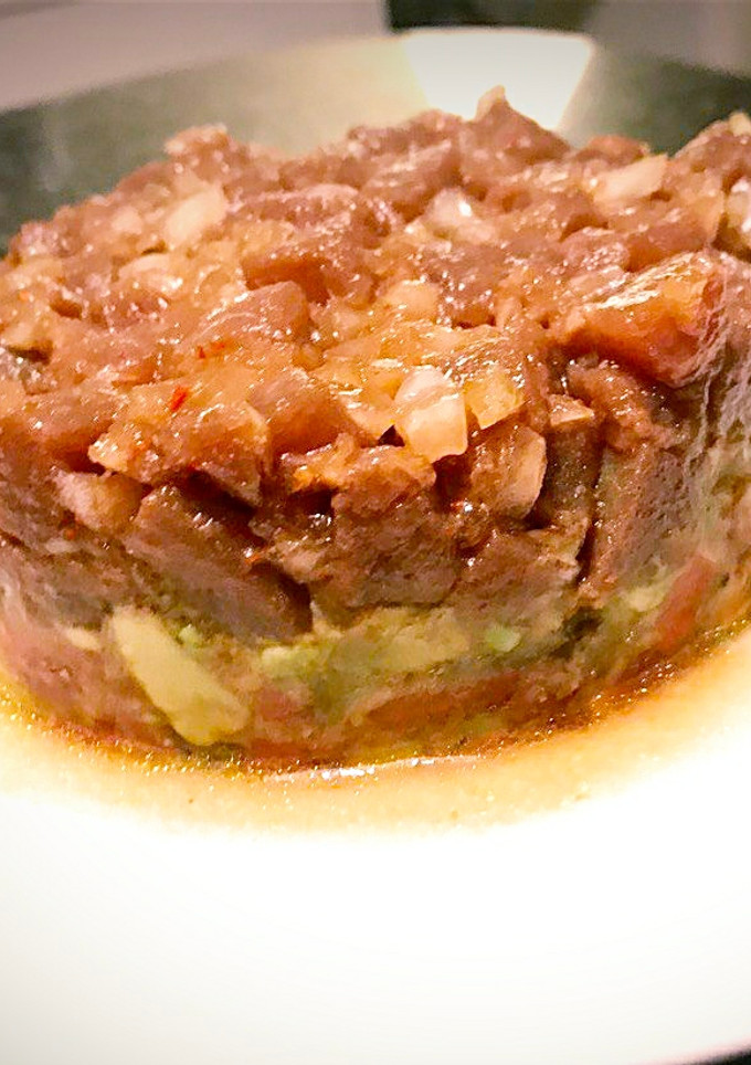 Una foto de Tartar de atún rojo y aguacate