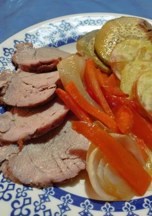 Una foto de Solomillo de cerdo al horno super fácil con verduras y papas al horno