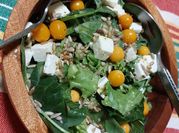 Una foto de ensalada de berros y lechuga