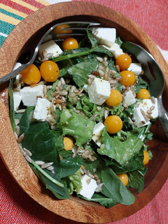 Una foto de Ensalada verde con golden berries y queso panela