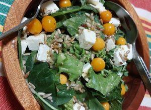 Una foto de Ensalada verde con golden berries y queso panela