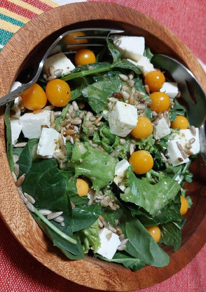 Una foto de Ensalada verde con golden berries y queso panela