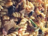 سلطة المعكرونة بالنقانق والخضار
