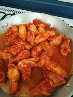 Una foto de Alitas de pollo con adobo de guajillo (guindilla seca)