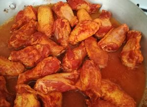 Una foto de Alitas de pollo con adobo de guajillo (guindilla seca)