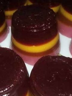 Una foto de Gelatina de frambuesa pudin de vainilla y leche
